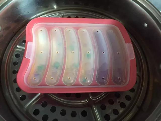 锅内水烧开，模具加盖压平，放入蒸锅内，蒸12-15分钟后关火焖3分钟，稍凉后脱模即可。