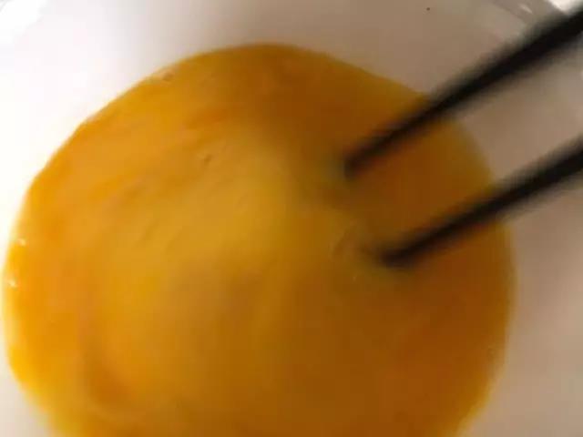 第2步：两颗鸡蛋打入碗中，打散。