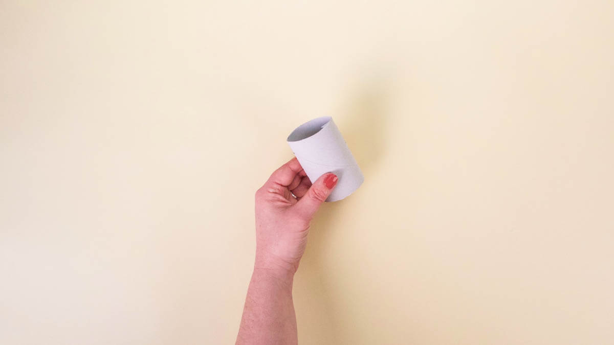 步骤2：压平纸管的边缘