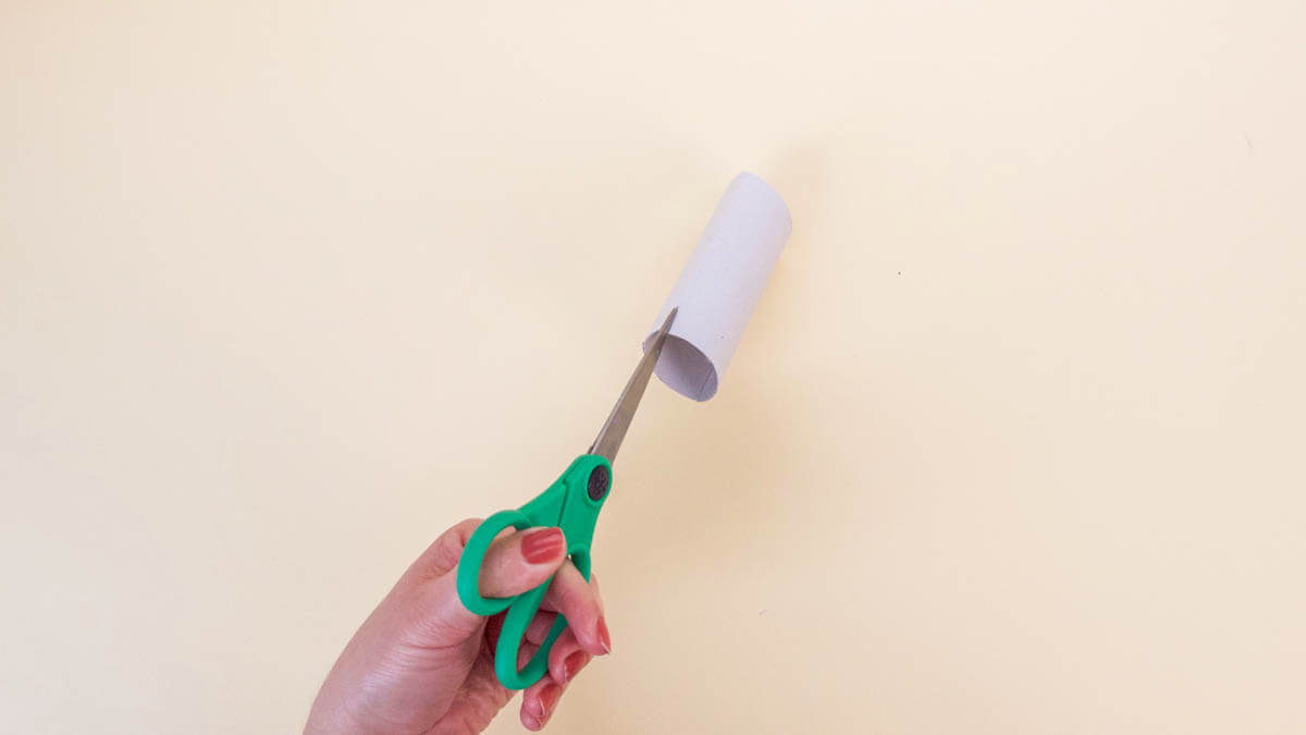 步骤3：在管子的顶部切一些 ½” 缝。