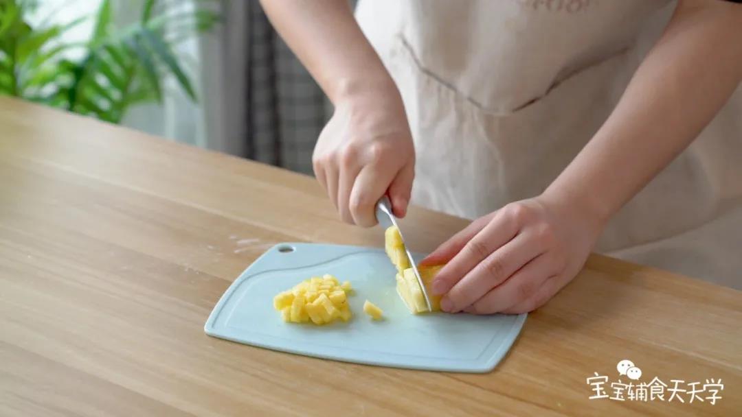 树莓、菠萝切成适合宝宝咀嚼的大小