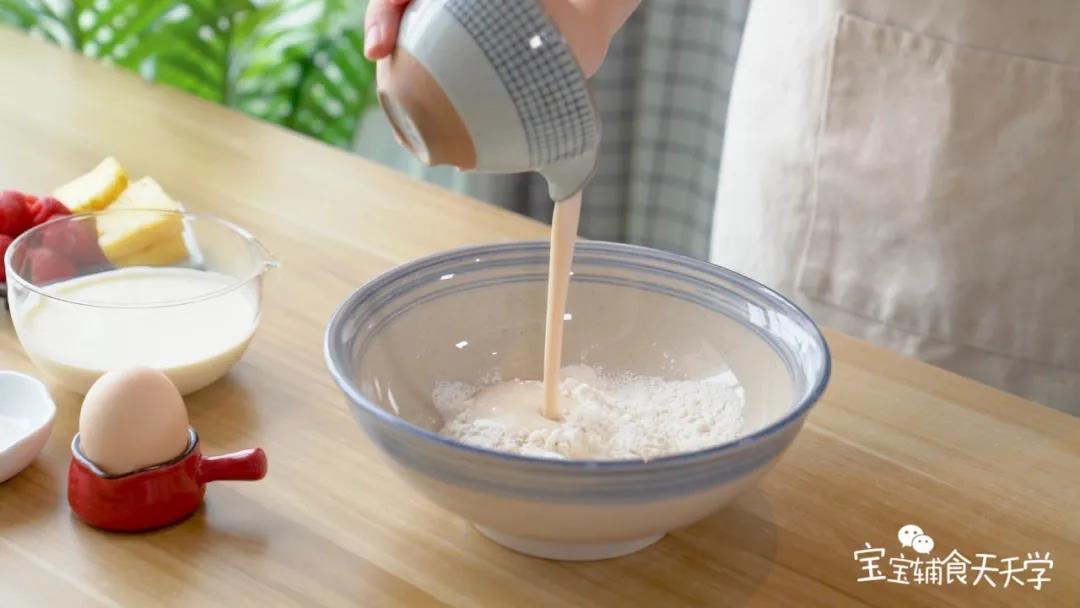 把鸡蛋、豆浆和松饼粉混合搅拌至无颗粒