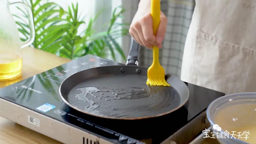 不粘锅刷上油，开最小火，倒入面糊，摊平