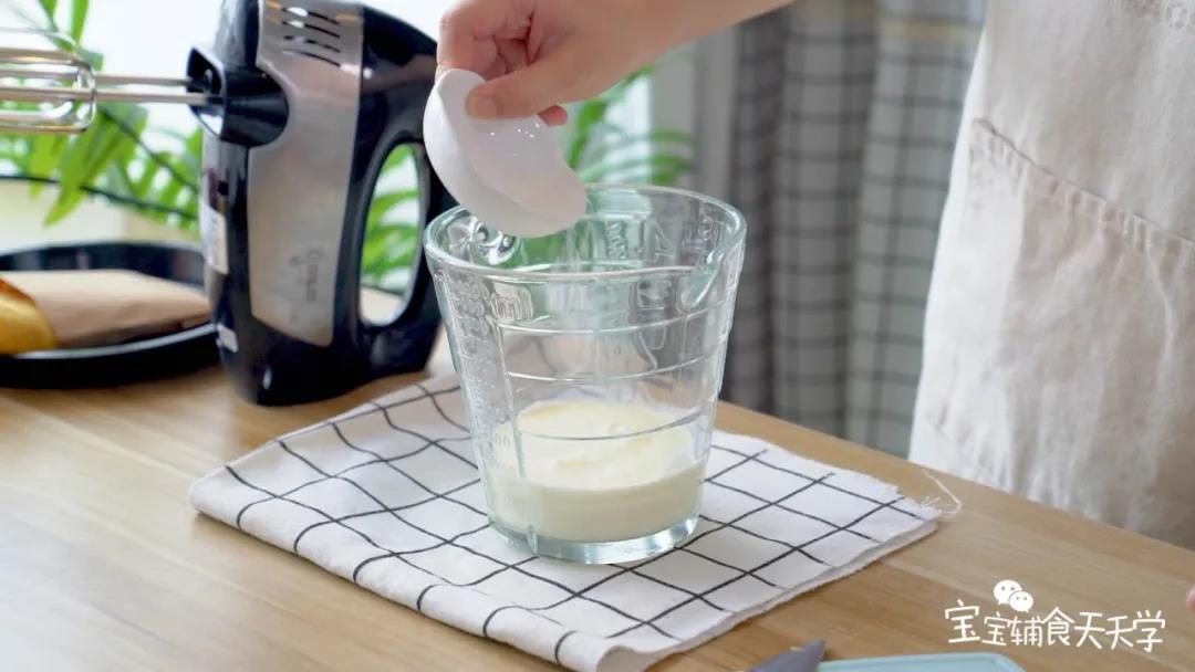 奶油加入糖，打发至出现明显的纹路，不会滴落