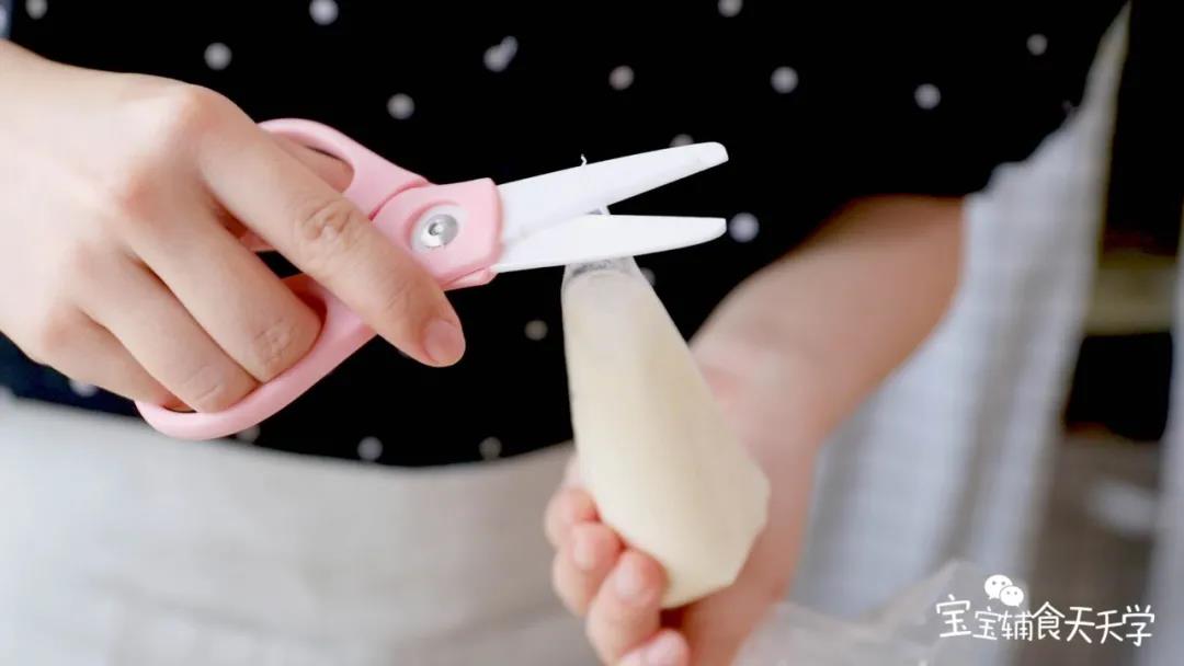 把奶油装进裱花袋，剪个小口