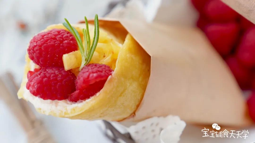表面放上水果粒装饰即可