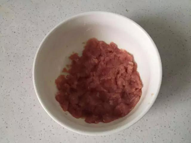 炖煮过程将里脊肉切末，用少量淀粉腌制10分钟。
