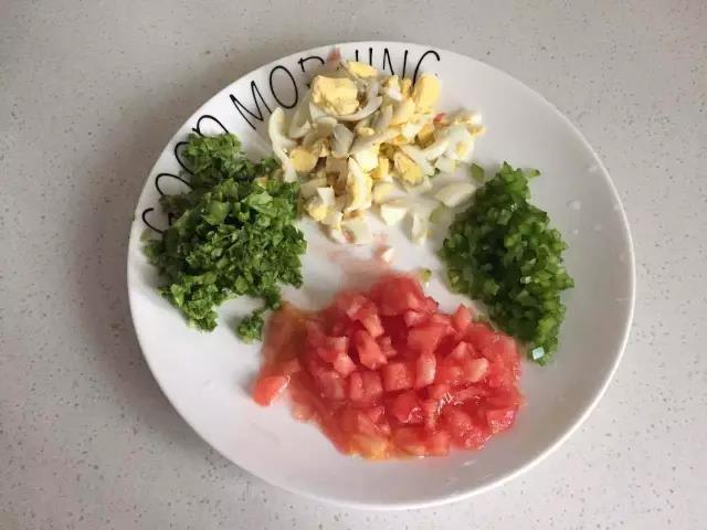 蔬菜和鹌鹑蛋分别切碎。