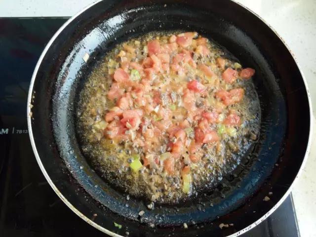 锅里加少许油下入葱花爆锅，下入西红柿和猪肝，炒出西红柿汁。