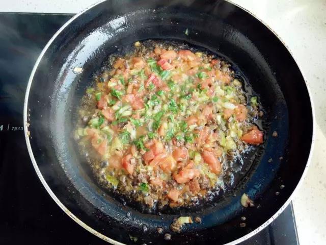 下入油菜翻炒。