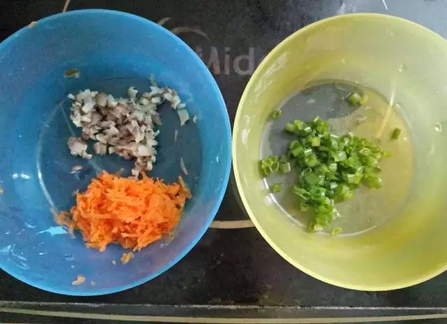 第3步：胡萝卜擦细丝，香菇剁碎，香葱切葱花。