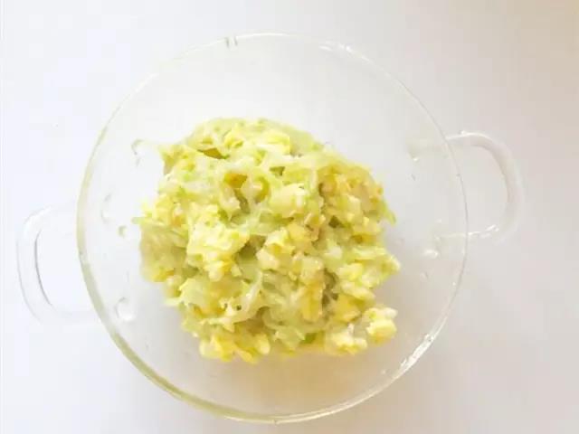 步骤4的混合物中加入葱花和少许盐，搅拌均匀。