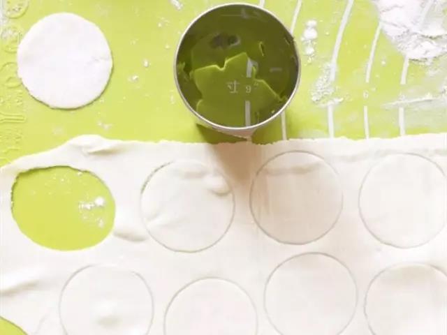 用圆形模具按压出小饺子皮。