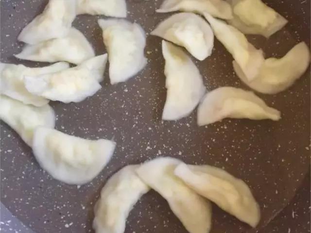 锅中水烧开放入饺子，煮熟即可。