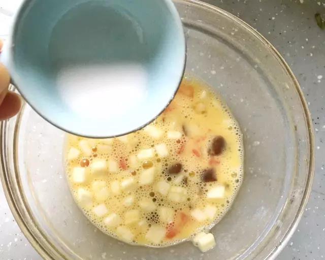 第4步：用少量玉米淀粉，加少许水调制成淀粉糊，加入蛋液里。