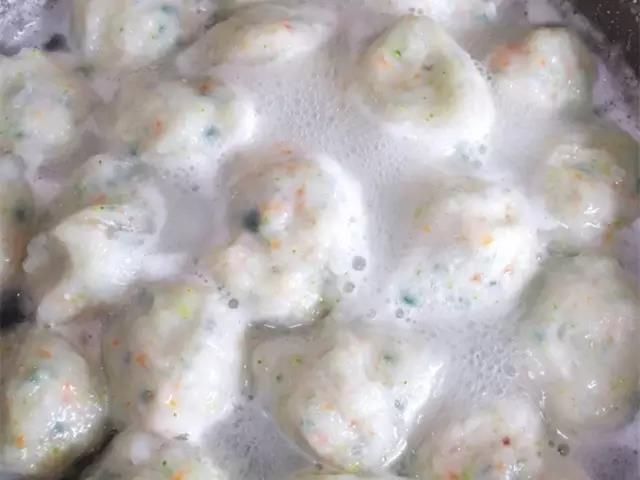 鱼丸全部挤好入锅，开火煮至鱼丸漂起来即可。