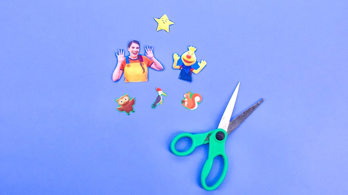 步骤3：要制作帐篷，请将一张建筑用纸对折 - 您可以将帐篷制作成您喜欢的任何颜色。折叠边缘在顶部，标记顶部的中心点，然后画两条线到角落形成一个大三角形。 