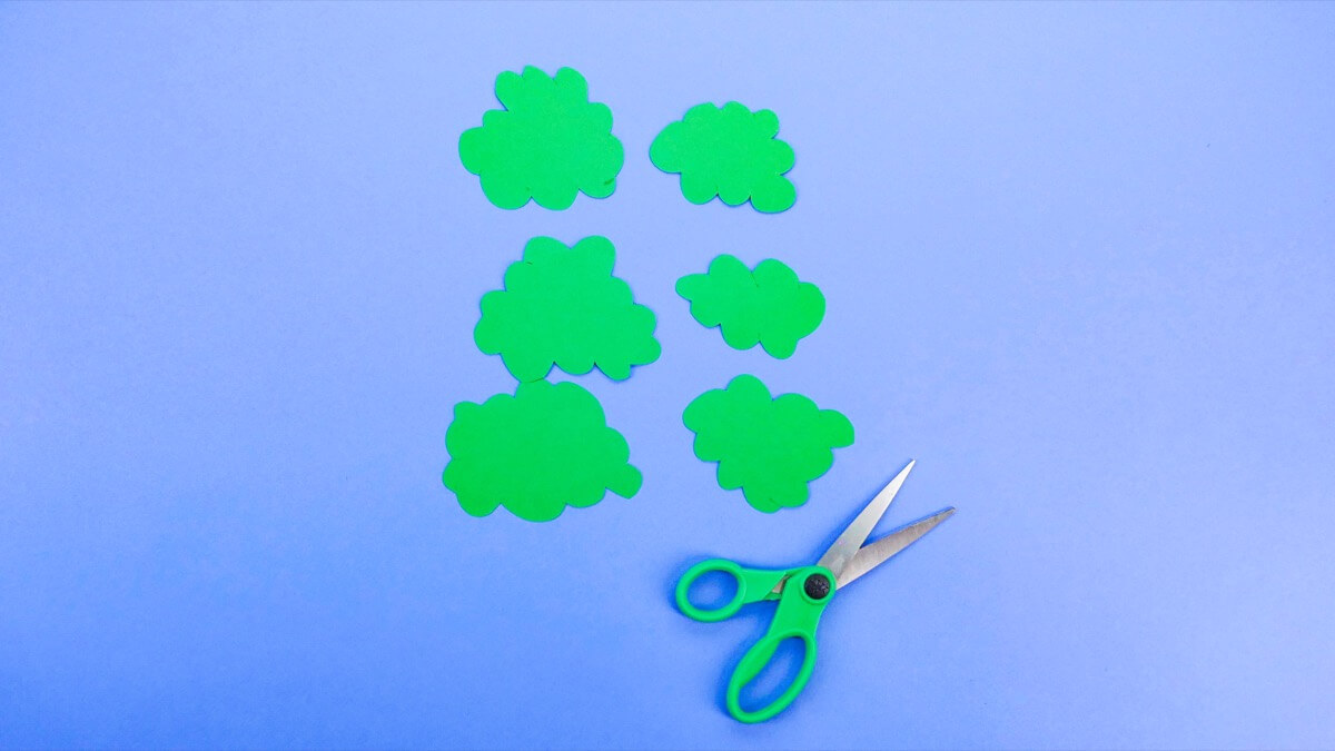 步骤7：创建大大小小的星星，将铅笔的两端浸入白色颜料中，然后将其印在天空上。 