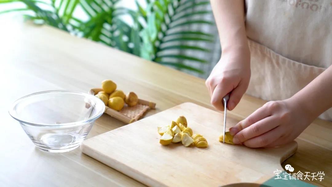 第3步：把板栗切小块