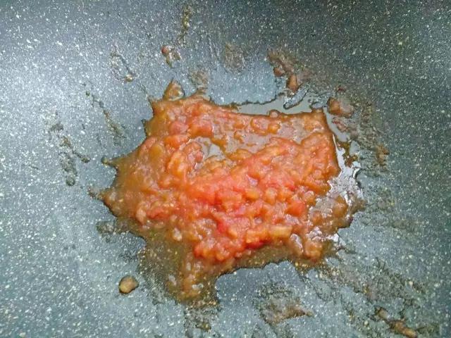 热锅少油，倒入番茄，加入少许水炒成番茄酱，盛出备用。