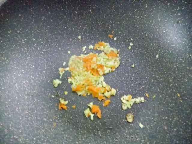 热锅少油，倒入卷心菜和萝卜翻炒3分钟。