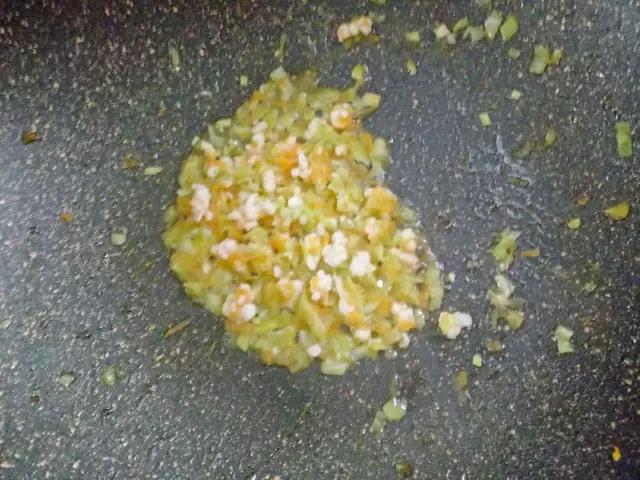 倒入虾仁炒至变色。