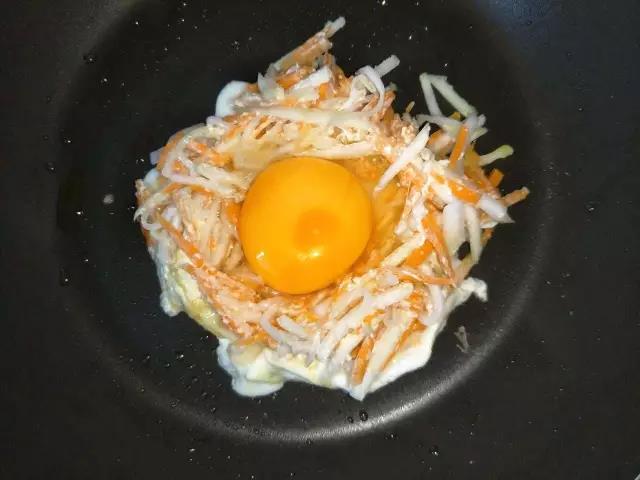 打入鸡蛋，如果蛋液漏出来就稍作整形。