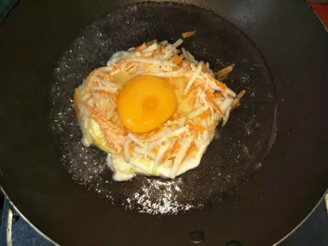 待饼底成型时加入适量水。