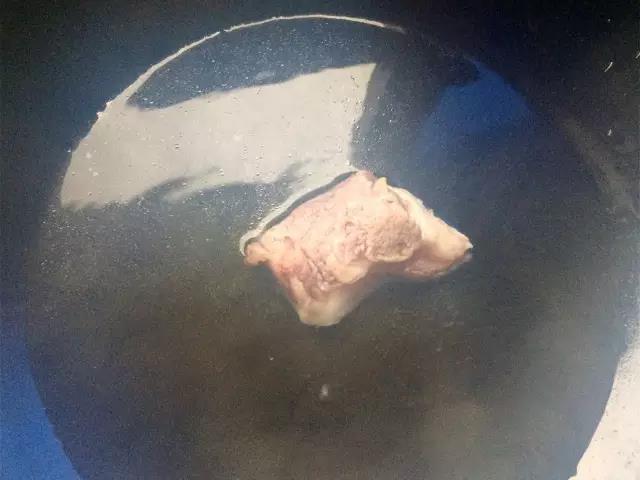 排骨下锅焯水洗净。