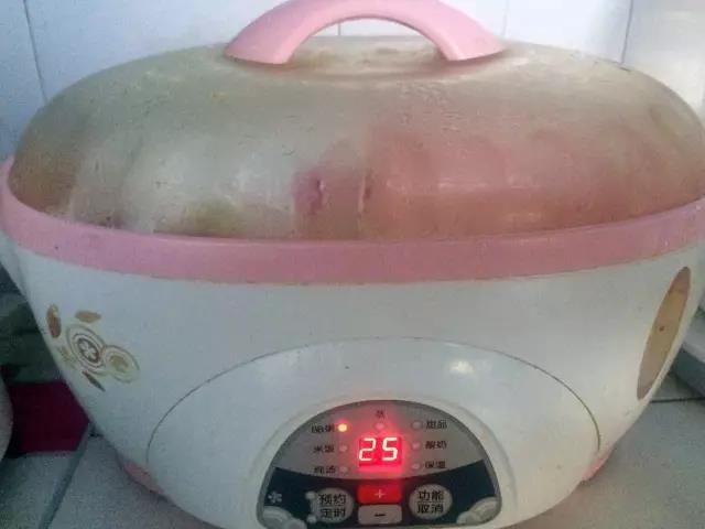 排骨和香菇加入适量清水炖汤。