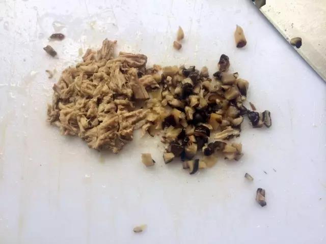 炖好的香菇切碎，排骨取肉切沫。