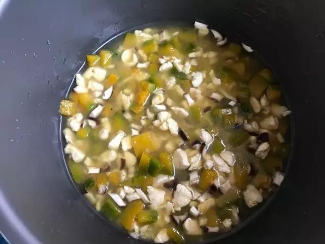 电饭锅内放入淘好的大米，把刚才翻炒的食材倒入，加入和平时一样的水，开始煮饭。