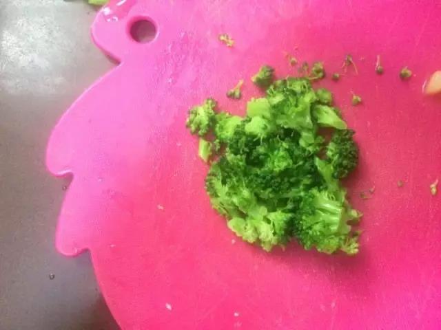 西兰花焯水后切碎备用。