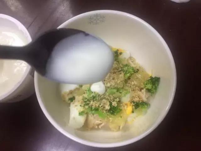 碗里依次放入鸡丁、鸡蛋、猕猴桃、西兰花，撒上坚果粉，淋上酸奶即可。