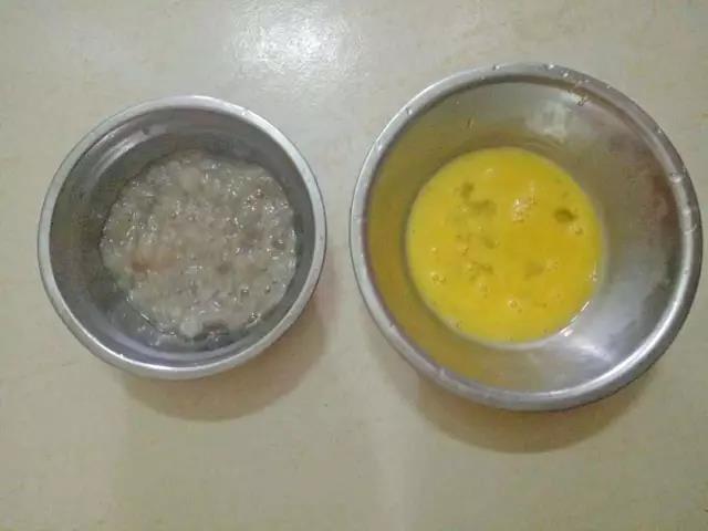 虾仁拍扁剁碎，鸡蛋打散。