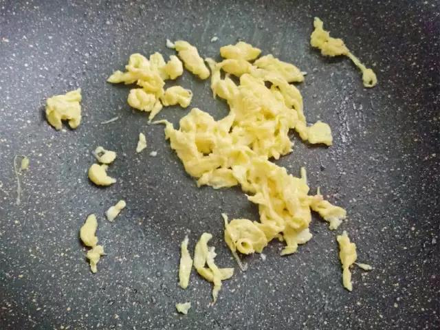 鸡蛋炒散备用。