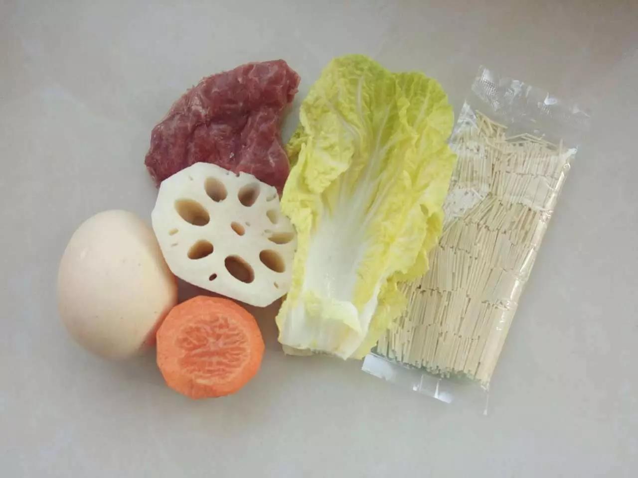 第1步：准备食材，面条掰碎煮熟。