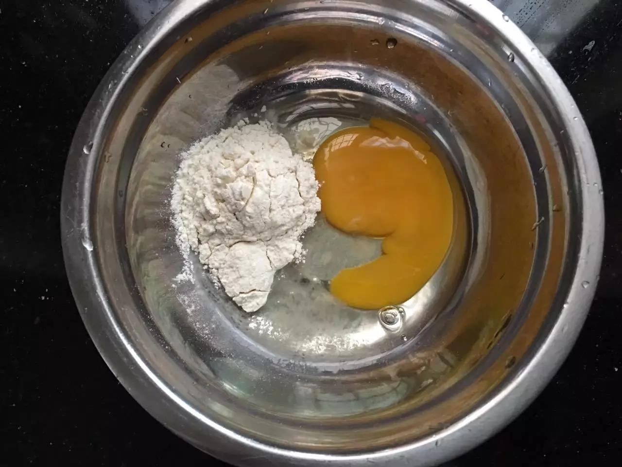一个鸡蛋打散在碗里，放入8克左右的面粉。