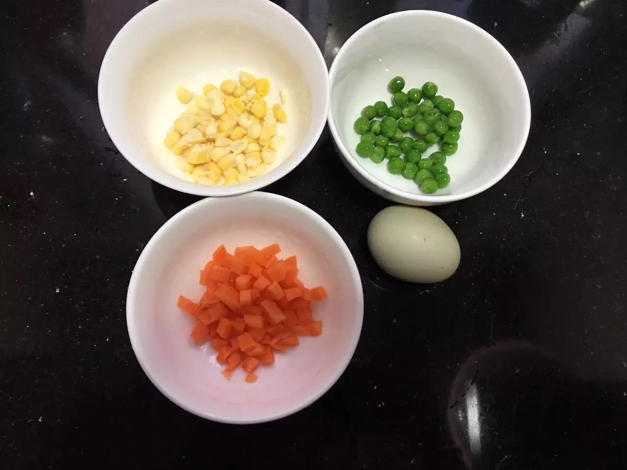 玉米、豌豆、胡萝卜用清水煮熟，沥干水分，备用。