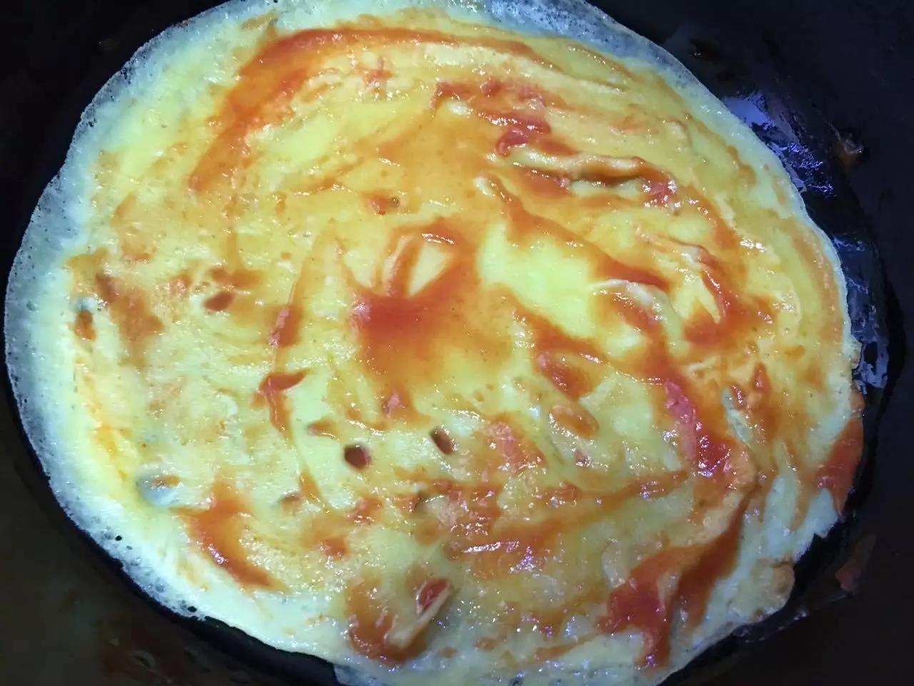 煎至半凝固状态，涂上番茄酱。