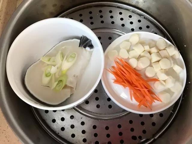 山药切块、胡萝卜切丝，跟鳕鱼一起上锅蒸约15分钟。