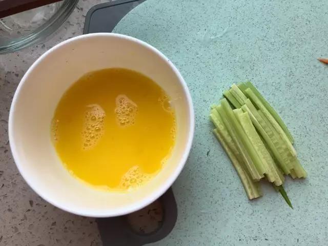 黄瓜切丝、鸡蛋打散。