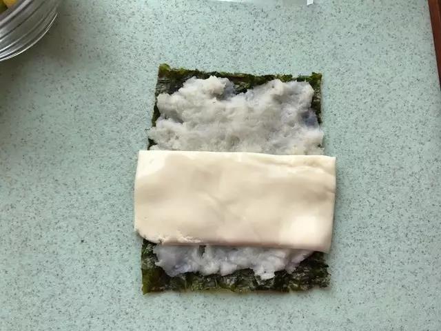 抹上山药泥，放半片奶酪，边缘不要涂满。