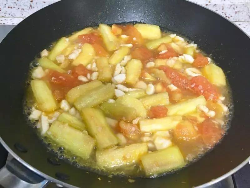 第6步：翻炒均匀后加入清水，水开后中火焖10分钟 ，挑出姜片即可出锅。 小贴士