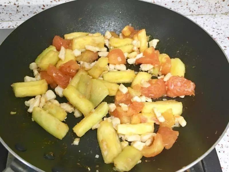 第5步：倒入番茄炒软后放入茄子。