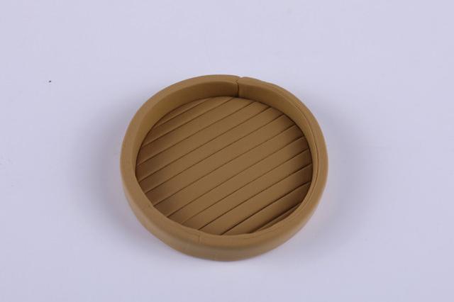 步骤3：用棕色粘土做出小笼屉的包边，这样小笼屉就做好了。