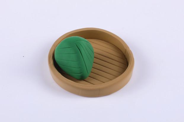 步骤4：先用绿色粘土做出一个粽子，是三角粽哦！