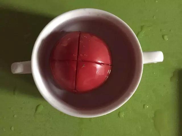 第1步：西红柿划十字，放入开水中烫后去皮。