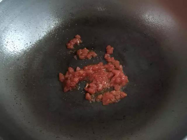 第5步：把剁好的西红柿倒进锅中。