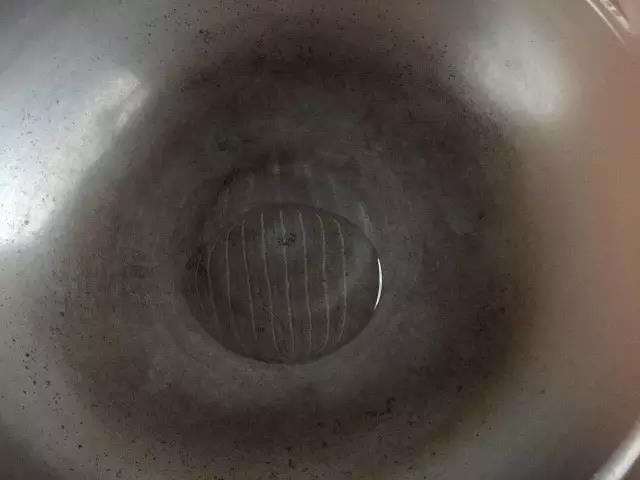 第4步：起锅烧热倒入适量油。